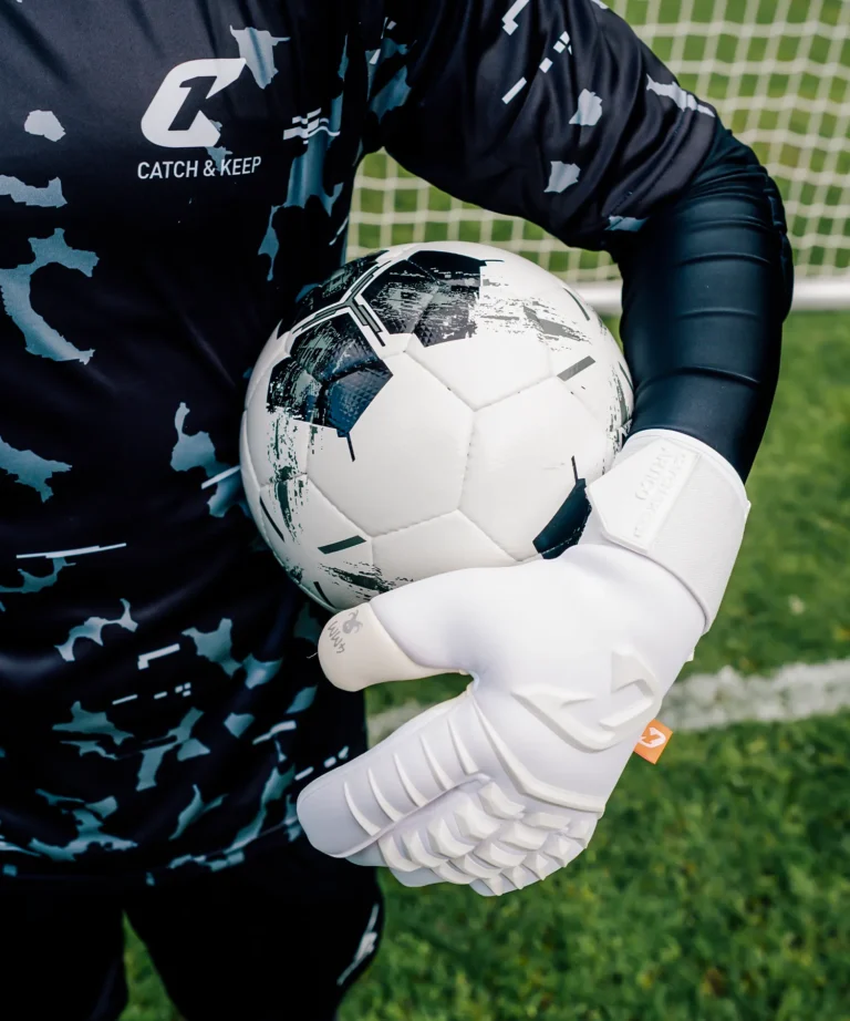 Der Artico Sensation: Weiße Profi Torwarthandschuhe mit bestem Grip - von Catch and Keep