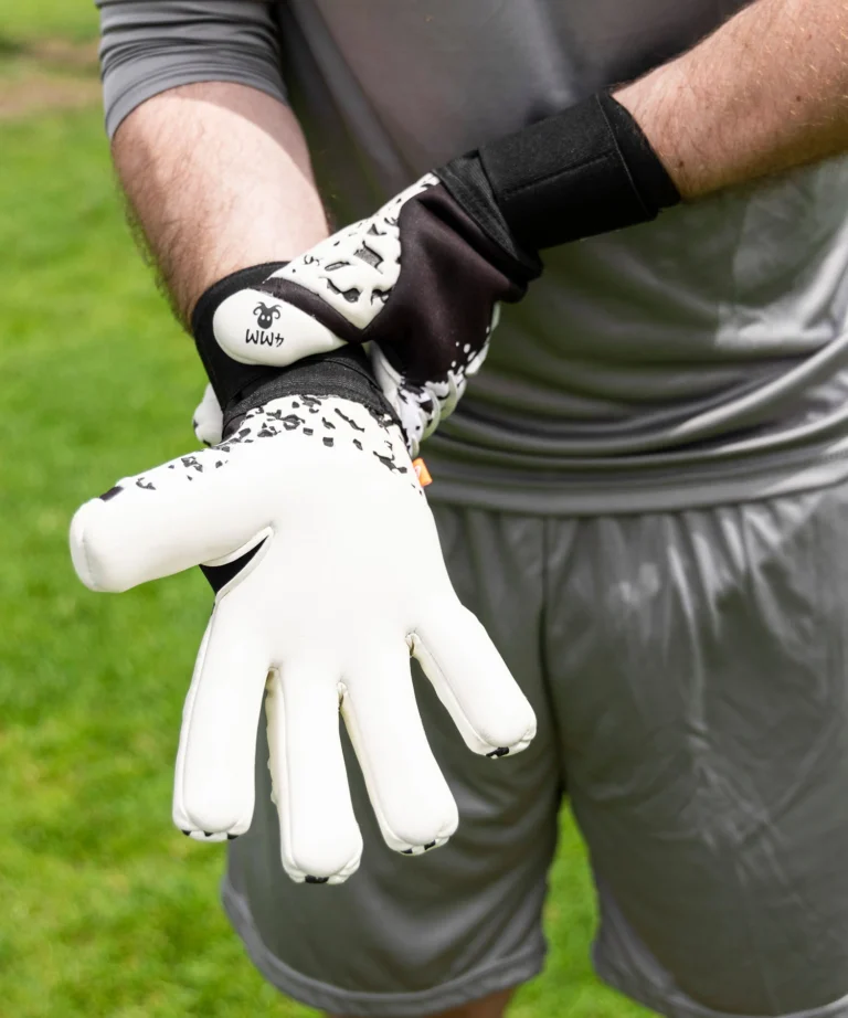 Unser Splash Magic White: Weiße Profi Torwarthandschuhe mit schwarzem Haft für Herren von Catch and Keep