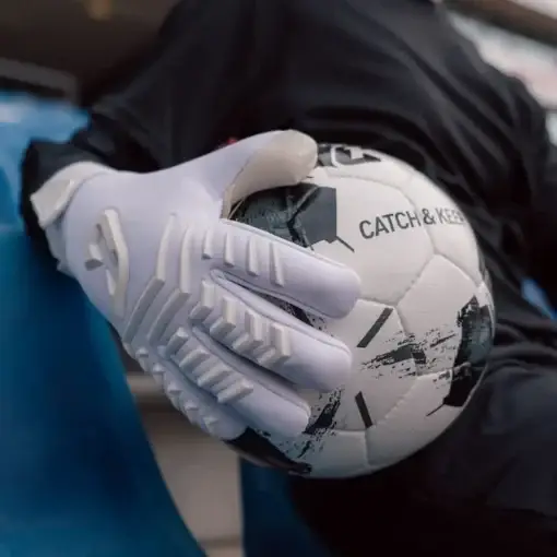Der Artico Sensation: Weiße Profi Torwarthandschuhe mit bestem Grip - von Catch and Keep