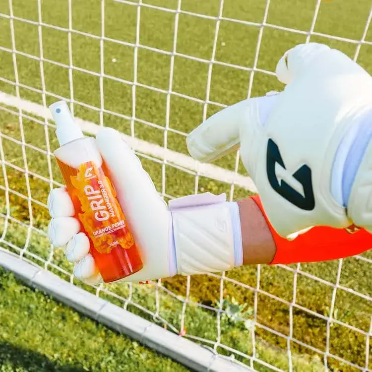Nach der Reinigung mit unserem Grip Maximizer sind deine Profi Torwarthandschuhe garantiert wie neu - Catch and Keep - Jetzt kaufen!