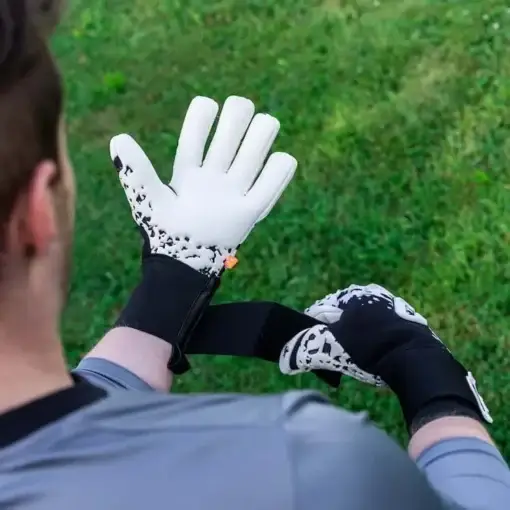 Der Splash Magic White: Weiße Profi Torwarthandschuhe für Herren mit top Grip!