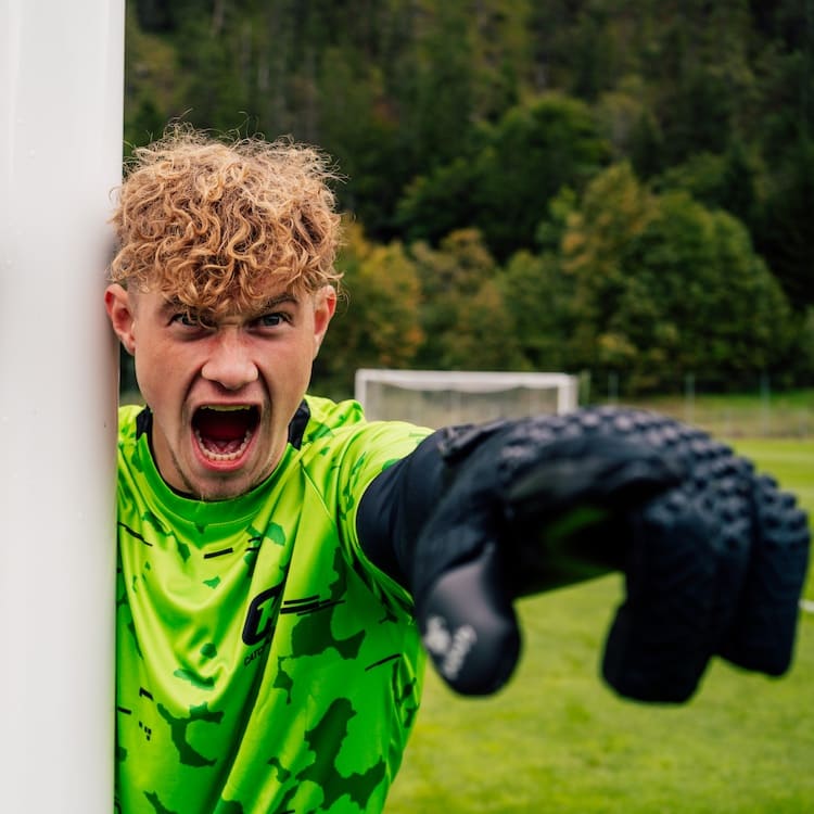 Nero_Deep_Dark_Torwarthandschuhe_Catch_and_Keep_schwarze_Torwarthandschuhe_für_Torhüter