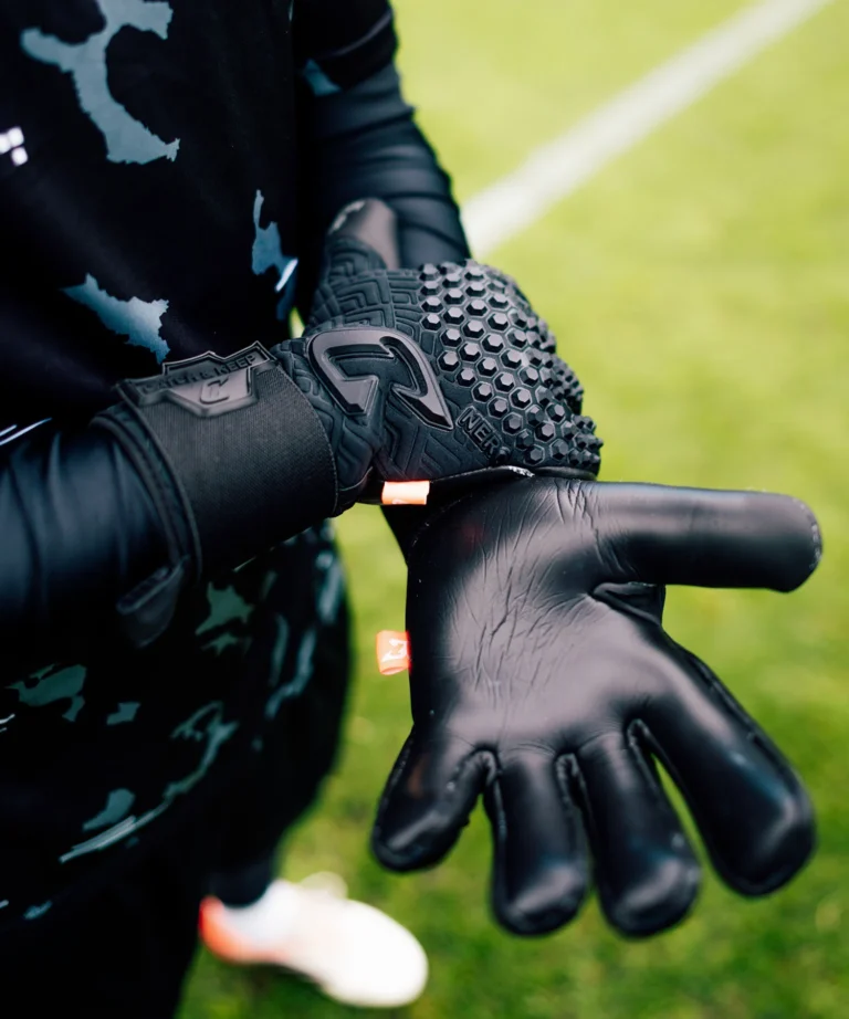 Schwarze Torwarthandschuhe von Catch & Keep: Der brandneue Nero Deep Dark mit extra starkem Octopus Grip!
