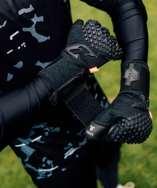 Schwarze Torwarthandschuhe von Catch & Keep: Der brandneue Nero Deep Dark mit extra starkem Octopus Grip!