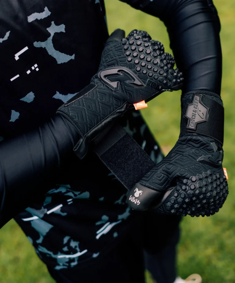 Schwarze Torwarthandschuhe von Catch & Keep: Der brandneue Nero Deep Dark mit extra starkem Octopus Grip!