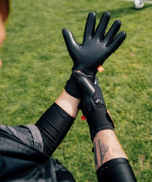 Der Fly Dark Soul: Schwarze Torwarthandschuhe mit tollem Grip und Hybrid-Schnitt - tolle Passform!