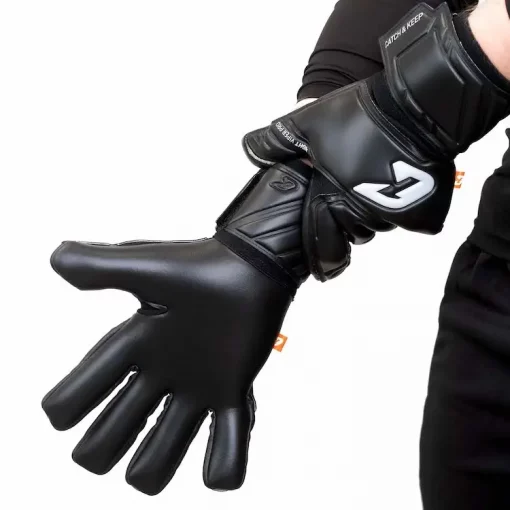 Schwarze Torwarthandschuhe von Catch & Keep - Unser Night Viper Pro 2.0 (schwarz) mit optimaler Haltbarkeit und einem Grip der hält was er verspricht - Jetzt Angebot sichern und Handschuhe kaufen!