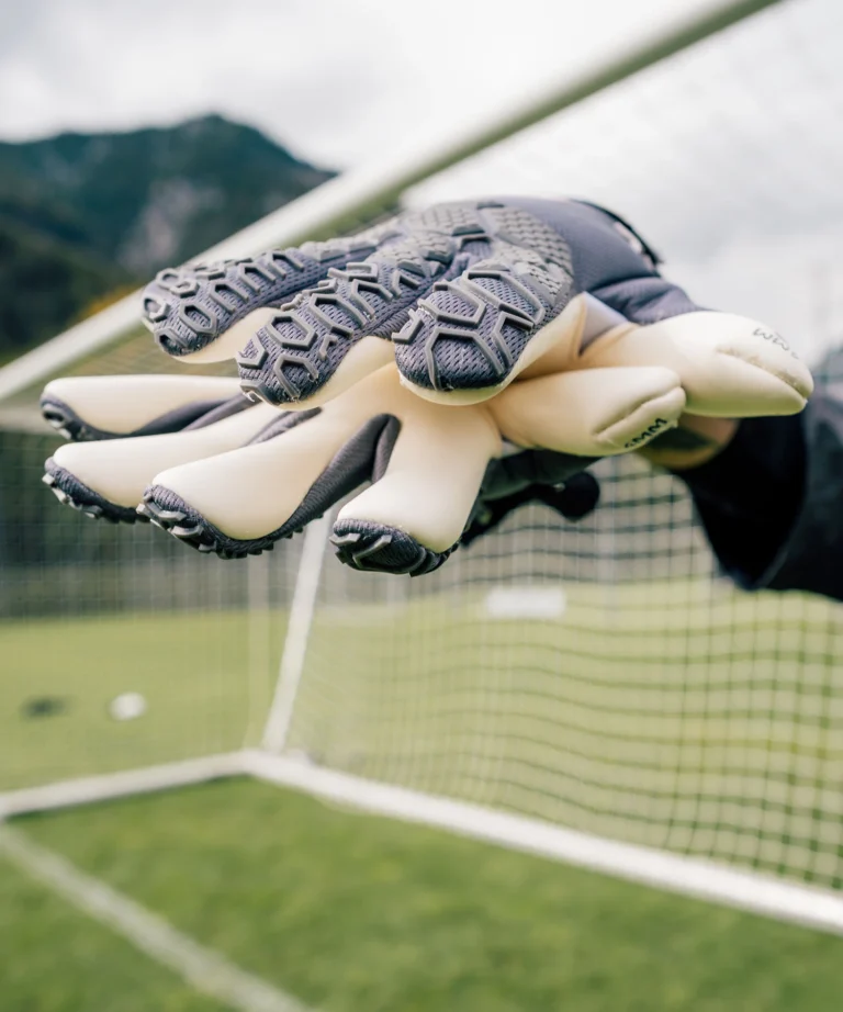 Graue Torwarthandschuhe von Catch and Keep: Der Fly Grey Soul mit perfekter Passform