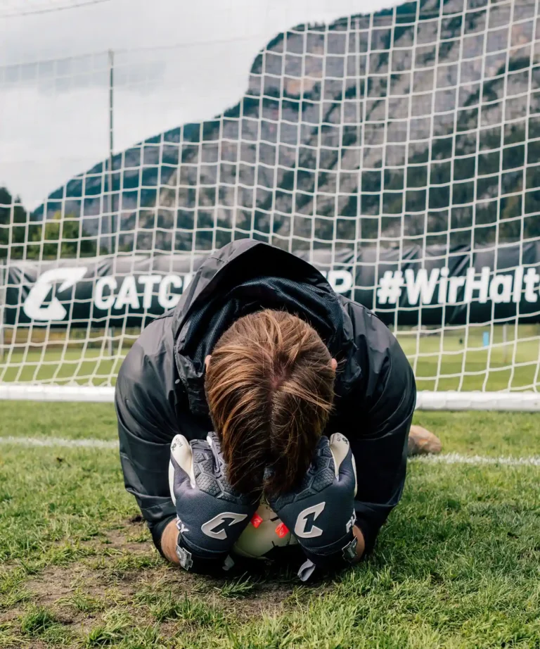 Graue Torwarthandschuhe von Catch and Keep: Der Fly Grey Soul mit perfekter Passform