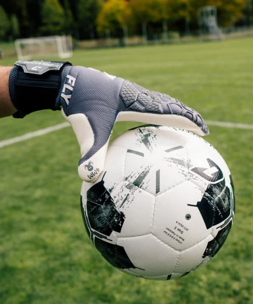 Graue Torwarthandschuhe von Catch and Keep: Der Fly Grey Soul mit perfekter Passform