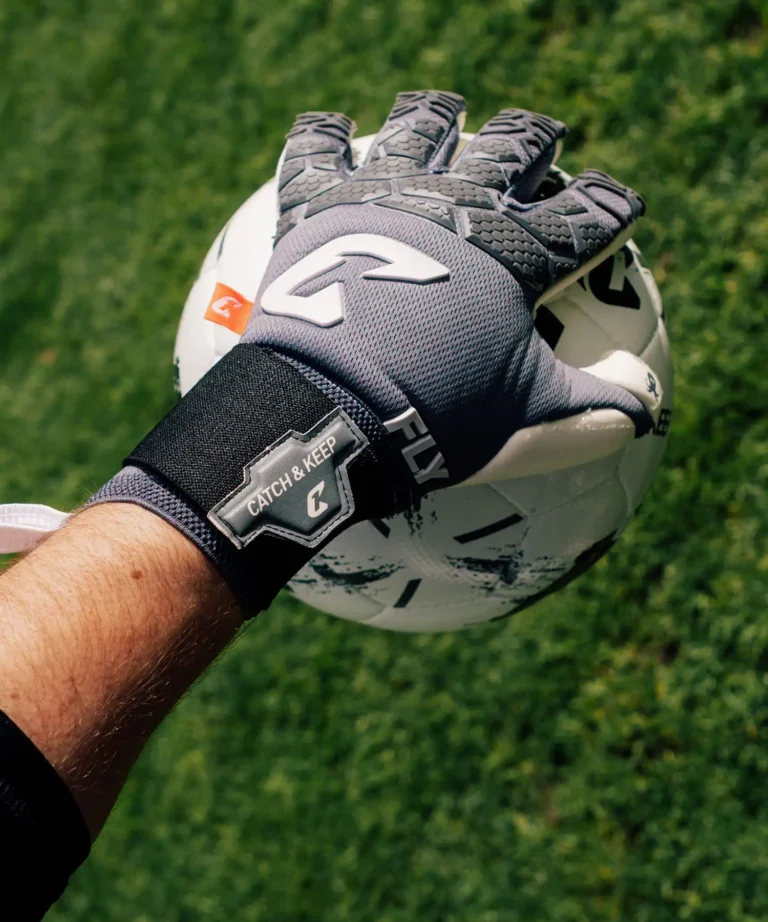 Graue Torwarthandschuhe von Catch and Keep: Der Fly Grey Soul mit perfekter Passform