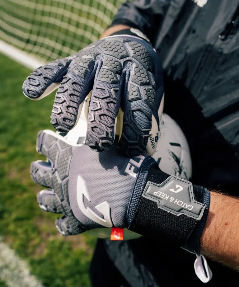 Graue Torwarthandschuhe von Catch and Keep: Der Fly Grey Soul mit perfekter Passform