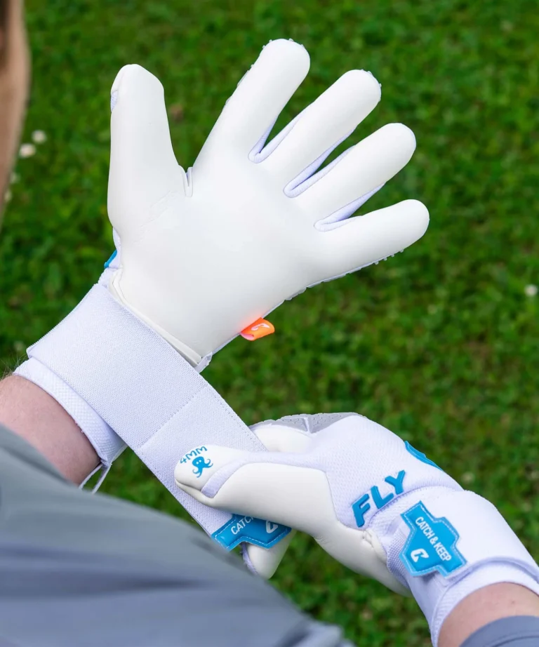 Der Fly White Soul: Weiße Profi Torwarthandschuhe mit tollem Grip