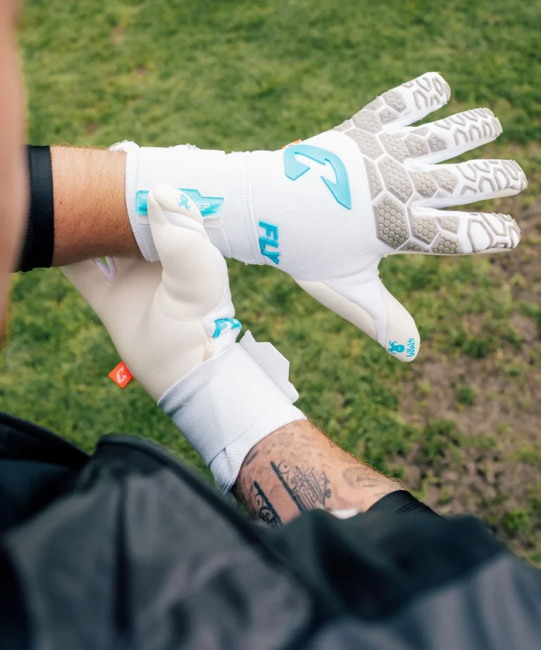 Der Fly White Soul: Weiße Profi Torwarthandschuhe mit tollem Grip