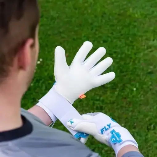 Der Fly White Soul: Weiße Profi Torwarthandschuhe mit tollem Grip