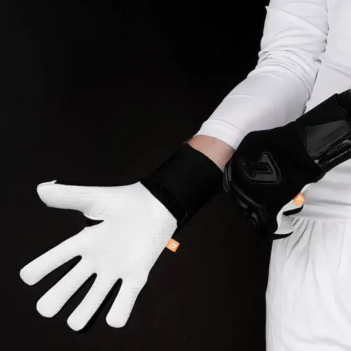 Torwarthandschuhe von Catch & Keep - Unser Anti Grip Glove (schwarz), der beste Trainingshandschuh ohne Grip für das Training deines Handlings und deiner Ballsicherheit! - Jetzt Trainingshandschuh kaufen und testen!