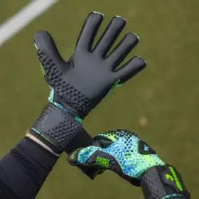 Torwarthandschuhe von Catch and Keep: Mit dem Fly Blue Soul in Blau hältst du garantiert jeden Ball - Extra Grip und beste Passform.