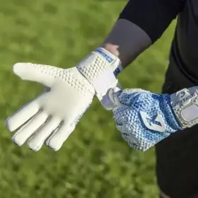 Torwarthandschuhe von Catch & Keep: Der Force Blue Diamond in Weiß/Blau