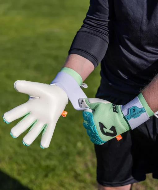 Profi Torwarthandschuhe mit frischen Farben und perfekter Passform: Der Fly Summer Soul