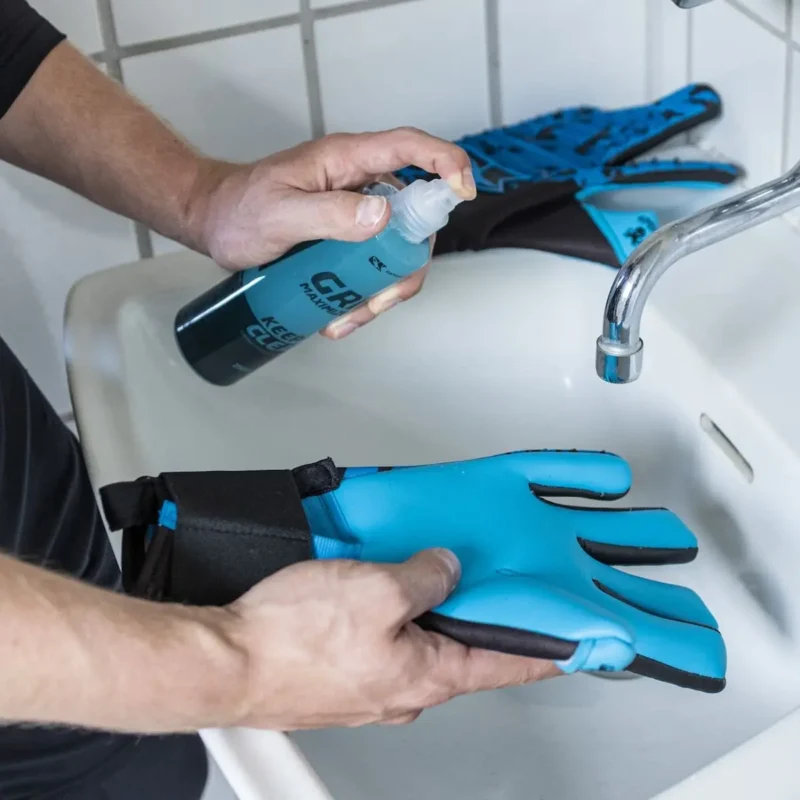 Das perfekte Torwarthandschuhe Grip Spray: So reinigst du deine Handschuhe!
