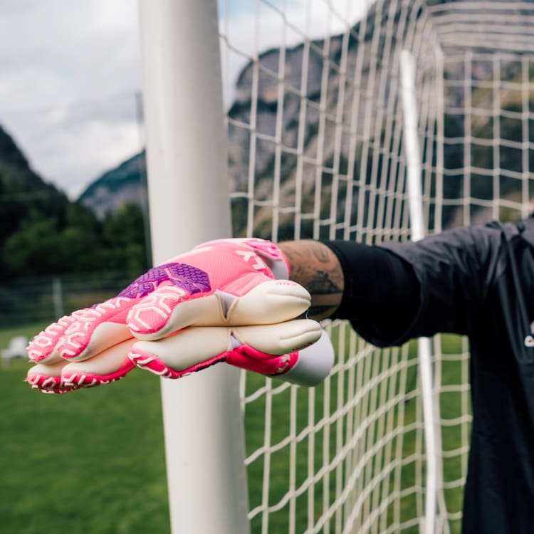 Fly_Pink_Soul_Catch_and_Keep_Torwarthandschuhe_in_Pink