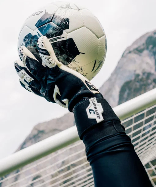 Torwarthandschuhe in Weiß & Schwarz: Der neue Pulse X Black mit ultimativem Grip ist da!