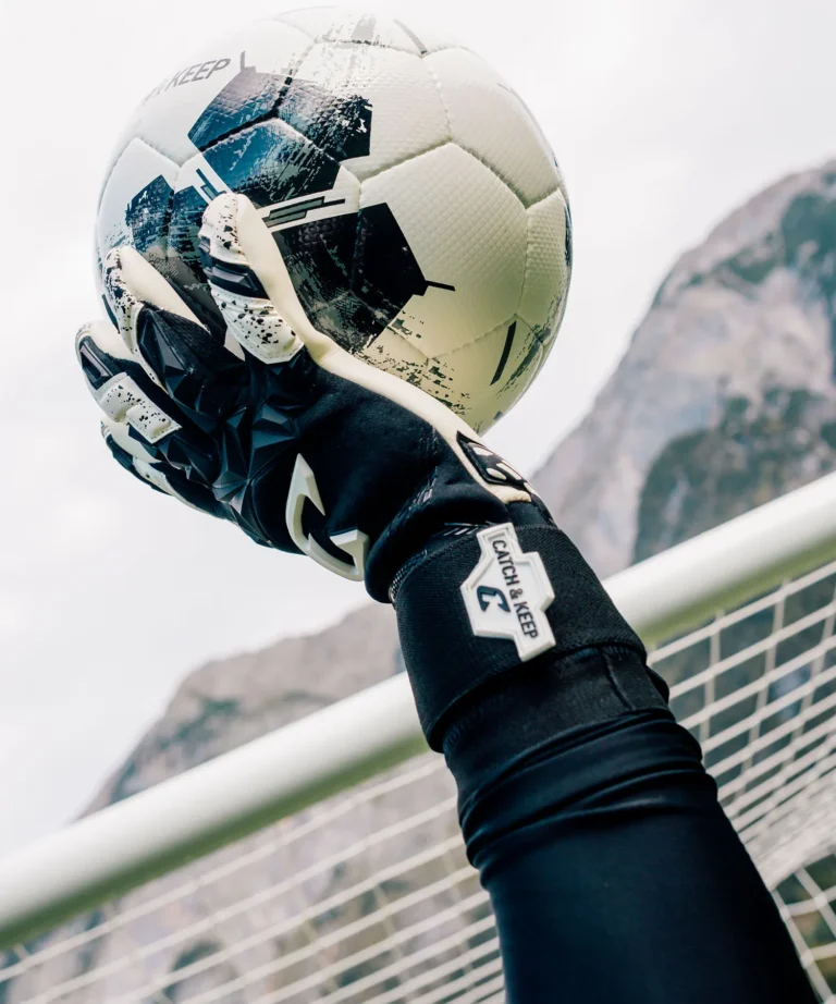 Torwarthandschuhe in Weiß & Schwarz: Der neue Pulse X Black mit ultimativem Grip ist da!