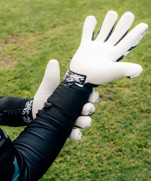 Torwarthandschuhe in Weiß & Schwarz: Der neue Pulse X Black mit ultimativem Grip ist da!