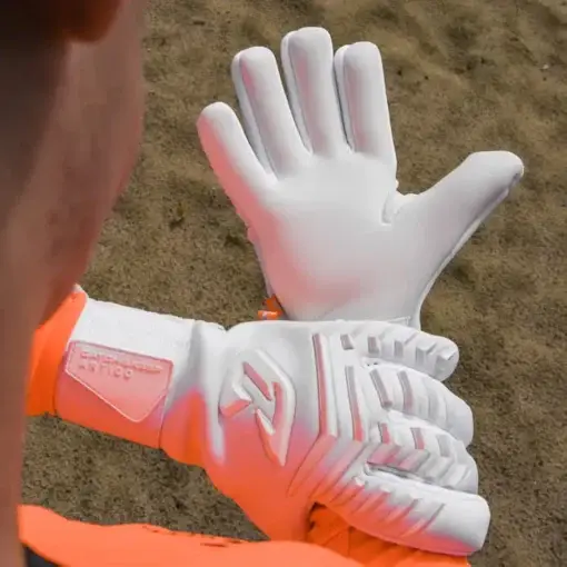 Profi Torwarthandschuhe mit Fingersave in Weiß: der Artico FP für noch mehr Fingerschutz