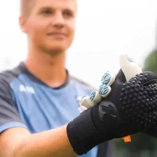 Profi Torwarthandschuhe mit Fingersave in Schwarz: der Nero FP für noch mehr Fingerschutz