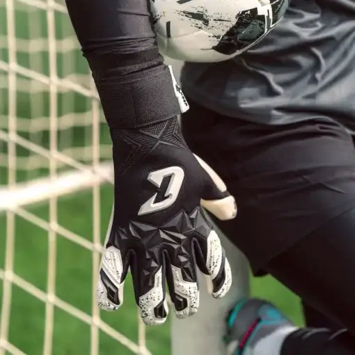 Profi Torwarthandschuhe in Schwarz: Der Pulse X Black von Catch and Keep - Mega Grip und Passform