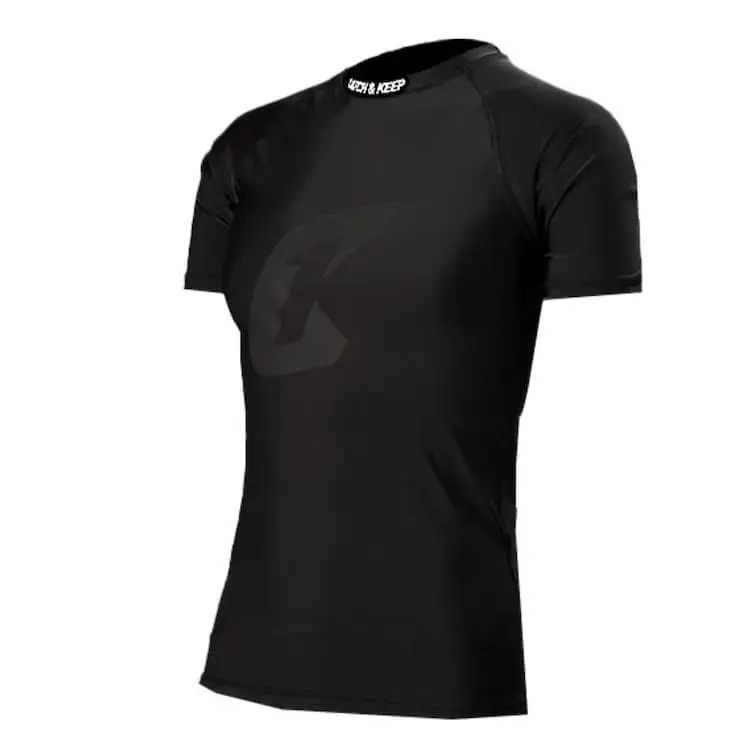 Das neue Torwart Unterziehshirt und Kompressionsshirt von Catch and Keep - kurzarm und schwarz