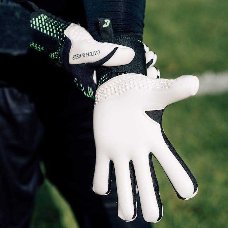 Revolution_Green_Catch_and_Keep_Torwarthandschuhe_mit_Grip