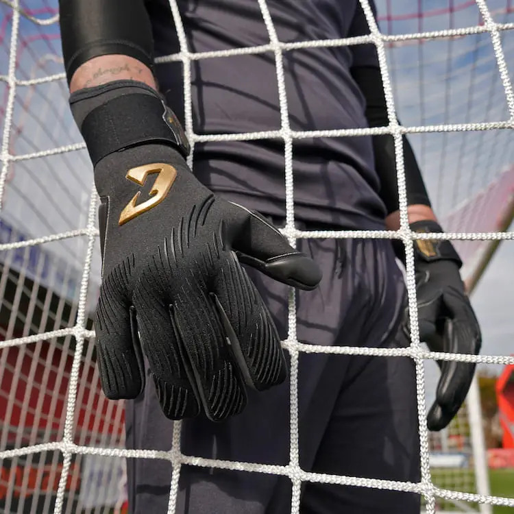 Schwarze Torwarthandschuhe für Herren und Frauen - Der Invictus Gold mit Negativschnitt und mega Grip!