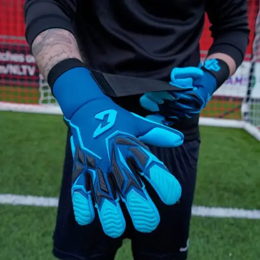 Blaue Torwarthandschuhe bei Nässe - der neue Vivor Rainy Blue von Catch and Keep