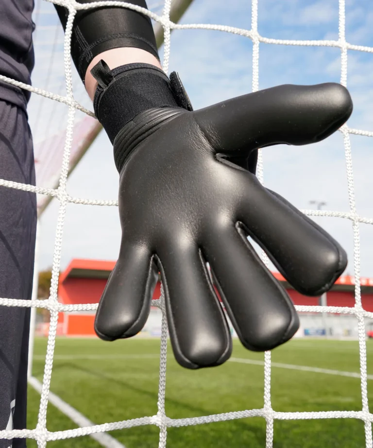 Profi Torwarthandschuhe in Schwarz von Catch & Keep: Der Invictus mit Mega Grip