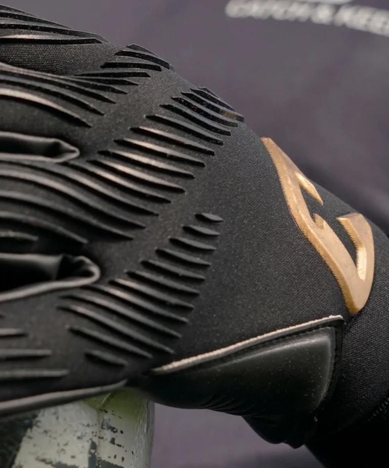 Profi Torwarthandschuhe in Schwarz von Catch & Keep: Der Invictus mit Mega Grip