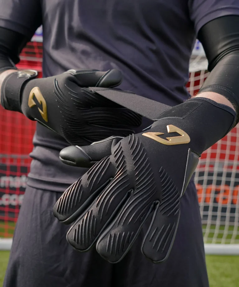 Profi Torwarthandschuhe in Schwarz von Catch & Keep: Der Invictus mit Mega Grip