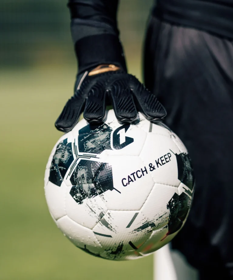 Profi Torwarthandschuhe in Schwarz von Catch & Keep: Der Invictus mit Mega Grip