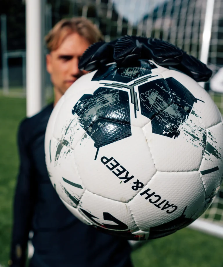 Profi Torwarthandschuhe in Schwarz von Catch & Keep: Der Invictus mit Mega Grip