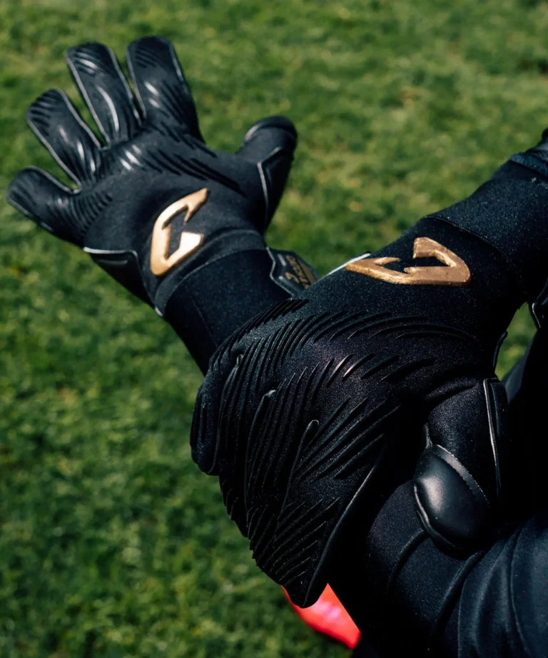 Profi Torwarthandschuhe in Schwarz von Catch & Keep: Der Invictus mit Mega Grip