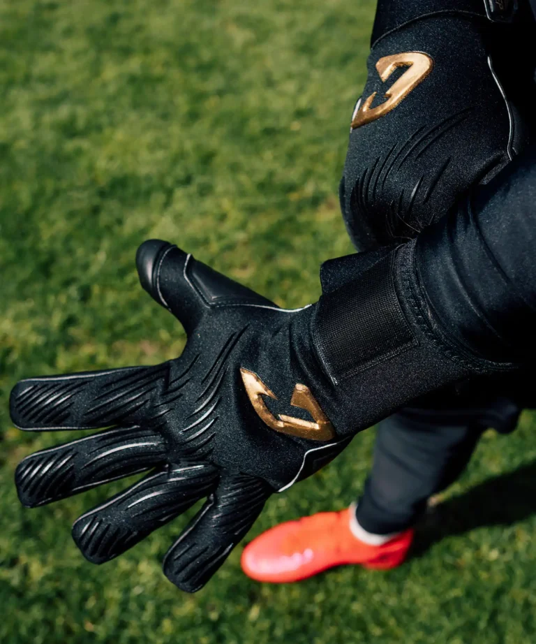 Profi Torwarthandschuhe in Schwarz von Catch & Keep: Der Invictus mit Mega Grip