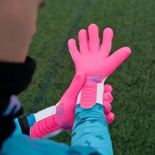 Profi-Torwarthandschuhe mit Extra Grip bei Regen: der Vivor in Pink - nur bei Catch and Keep