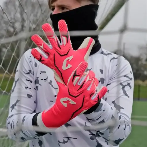 Torwarthandschuhe mit Extra Grip bei Regen: der Vivor in Orange - nur bei Catch and Keep