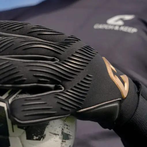 Profi Torwarthandschuhe in Schwarz von Catch & Keep: Der Invictus mit Mega Grip