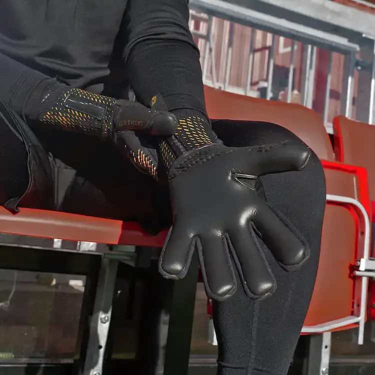 Torwarthandschuhe Schwarz für Herren: Der brandneue Revolution Gold von Catch and Keep - Ultrastarker Grip!