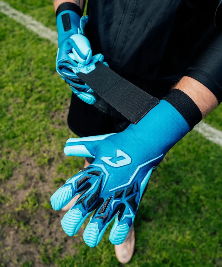 Blaue Torwarthandschuhe bei Nässe - der neue Vivor Rainy Blue von Catch and Keep