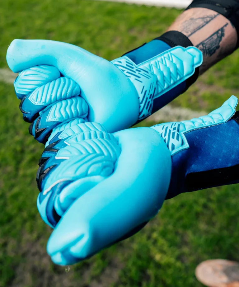 Blaue Torwarthandschuhe bei Nässe - der neue Vivor Rainy Blue von Catch and Keep