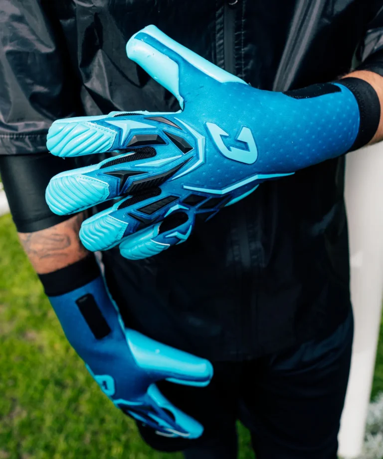Blaue Torwarthandschuhe bei Nässe - der neue Vivor Rainy Blue von Catch and Keep