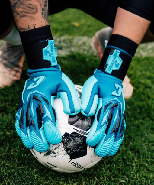 Blaue Torwarthandschuhe bei Nässe - der neue Vivor Rainy Blue von Catch and Keep